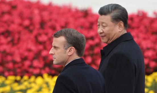 A picture of XI Jinping and Emmanuel Macron meeting in Paris